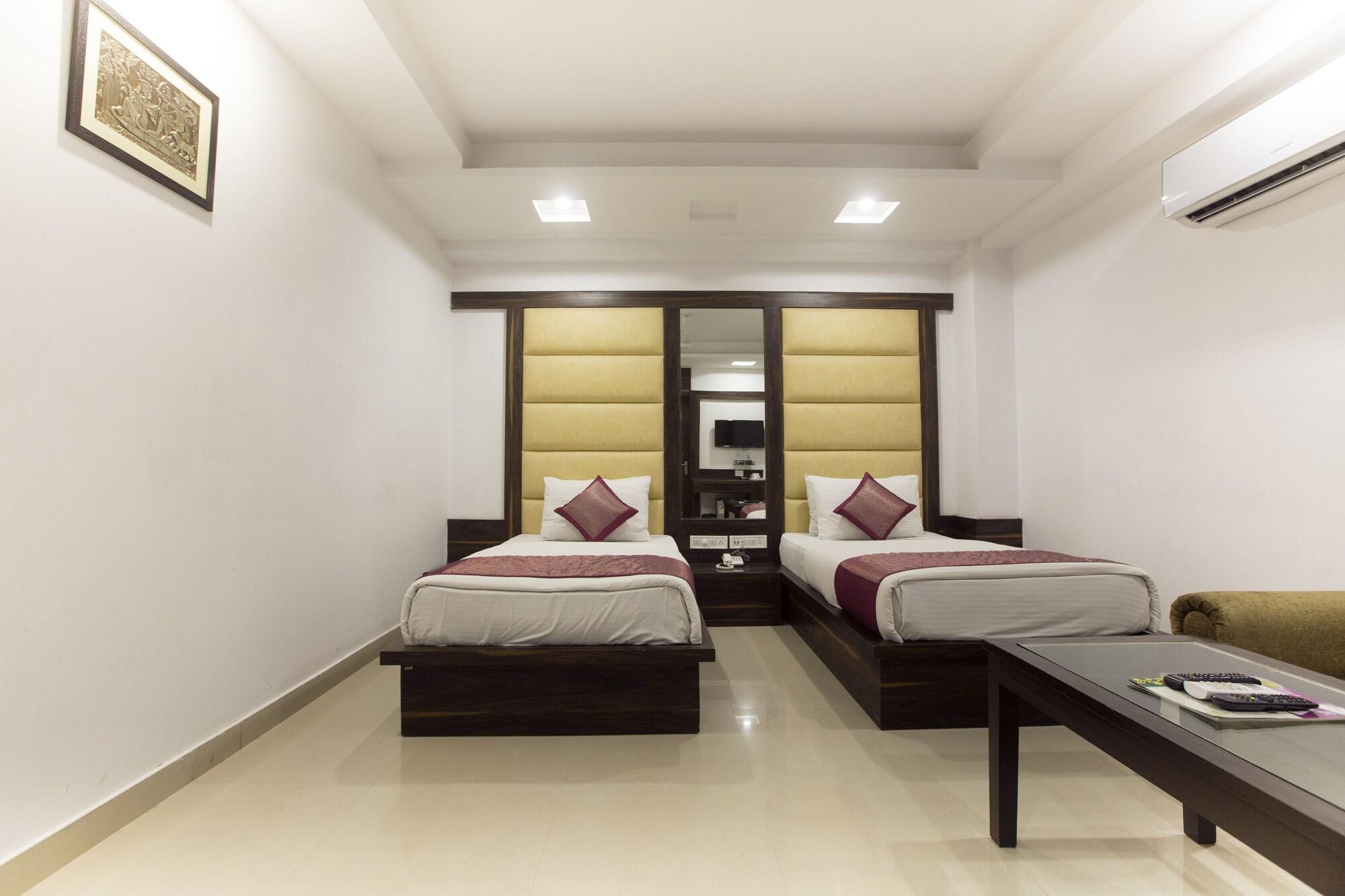 Hotel Krishna Deluxe-By RCG Hotels New Delhi Buitenkant foto