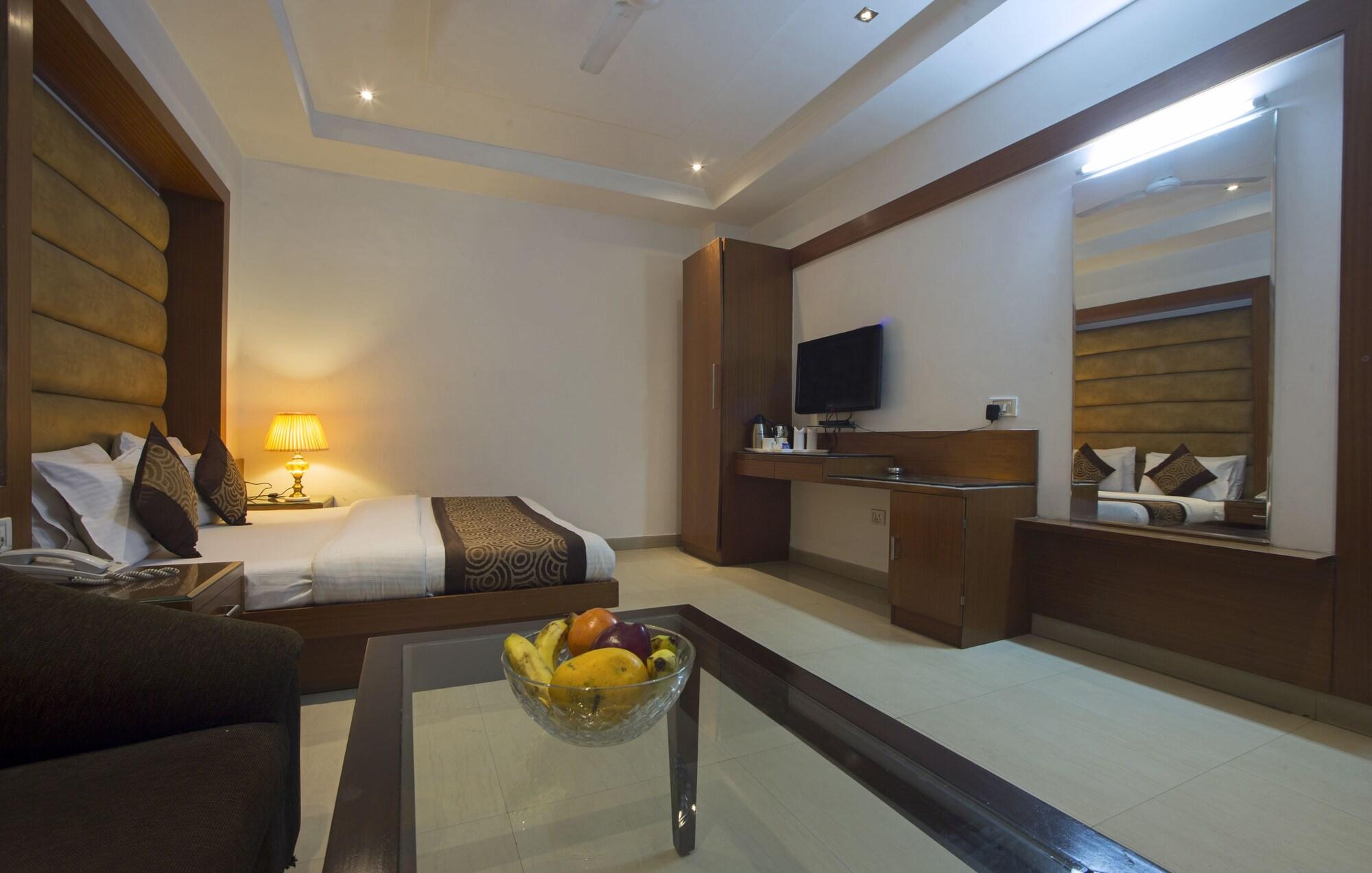 Hotel Krishna Deluxe-By RCG Hotels New Delhi Buitenkant foto