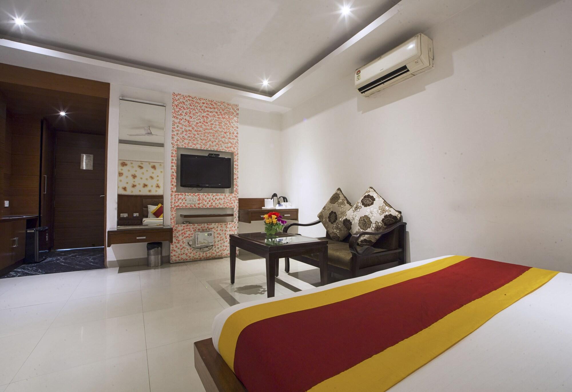 Hotel Krishna Deluxe-By RCG Hotels New Delhi Buitenkant foto