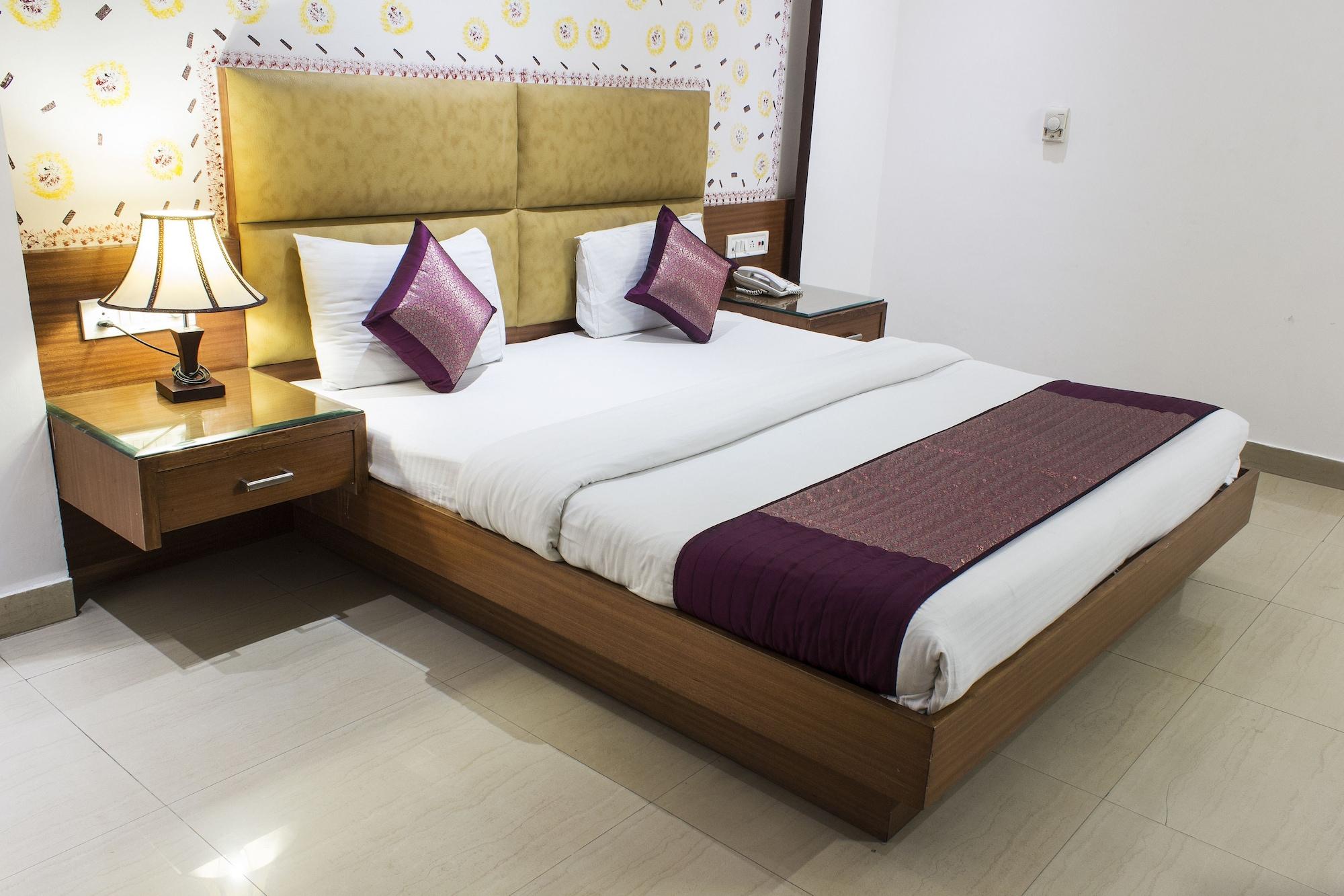 Hotel Krishna Deluxe-By RCG Hotels New Delhi Buitenkant foto