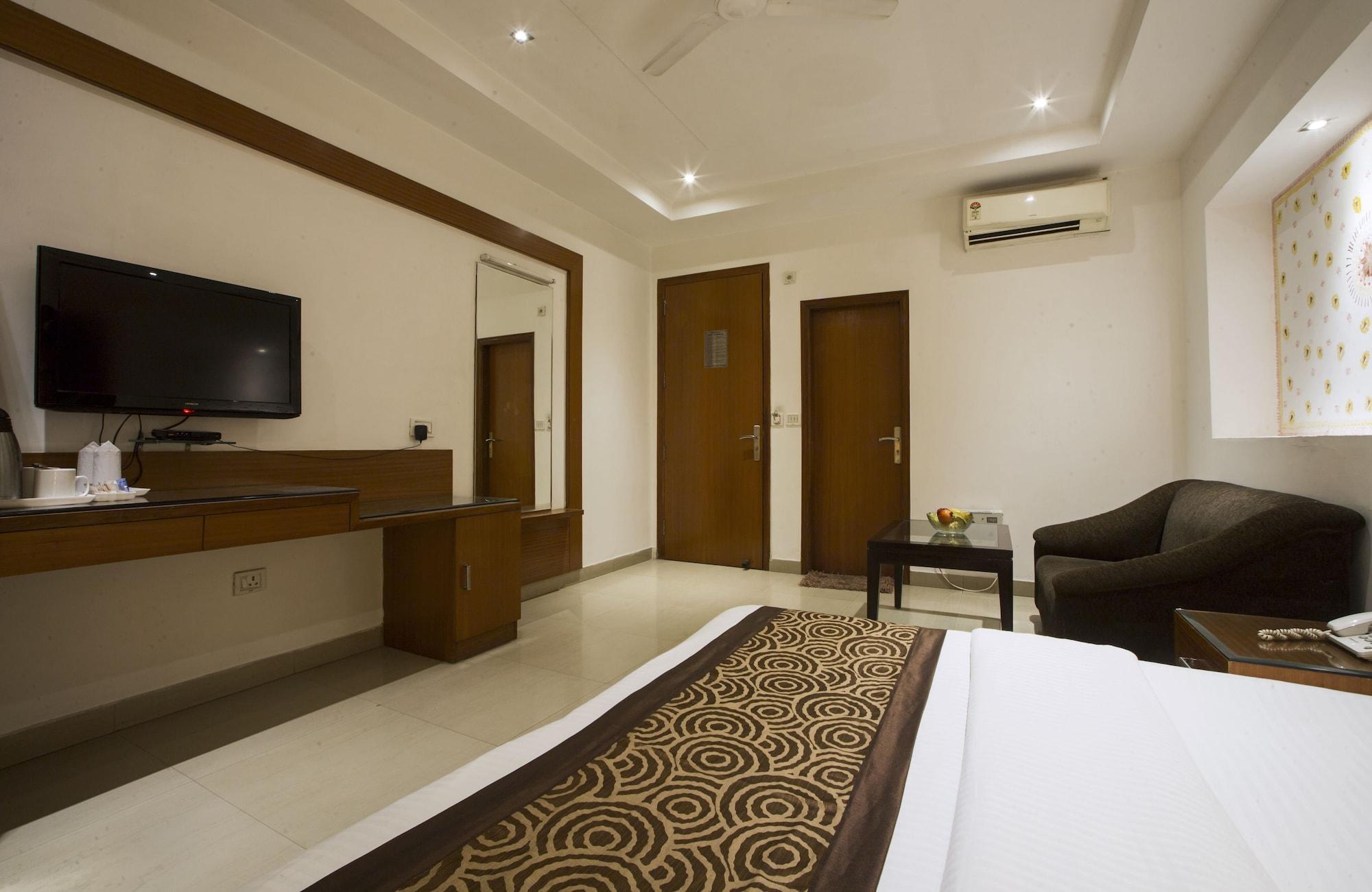 Hotel Krishna Deluxe-By RCG Hotels New Delhi Buitenkant foto