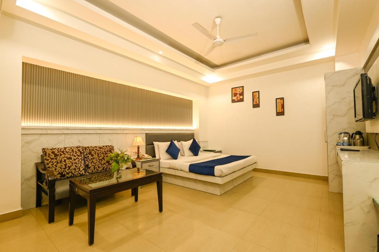 Hotel Krishna Deluxe-By RCG Hotels New Delhi Buitenkant foto