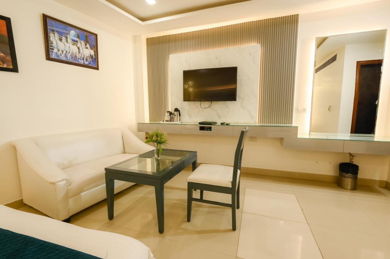 Hotel Krishna Deluxe-By RCG Hotels New Delhi Buitenkant foto