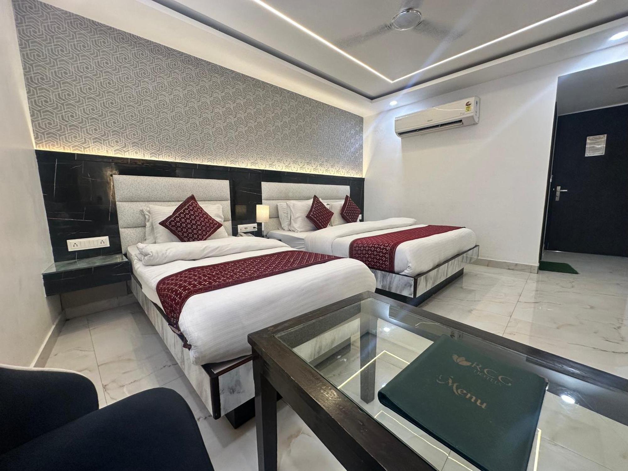 Hotel Krishna Deluxe-By RCG Hotels New Delhi Buitenkant foto