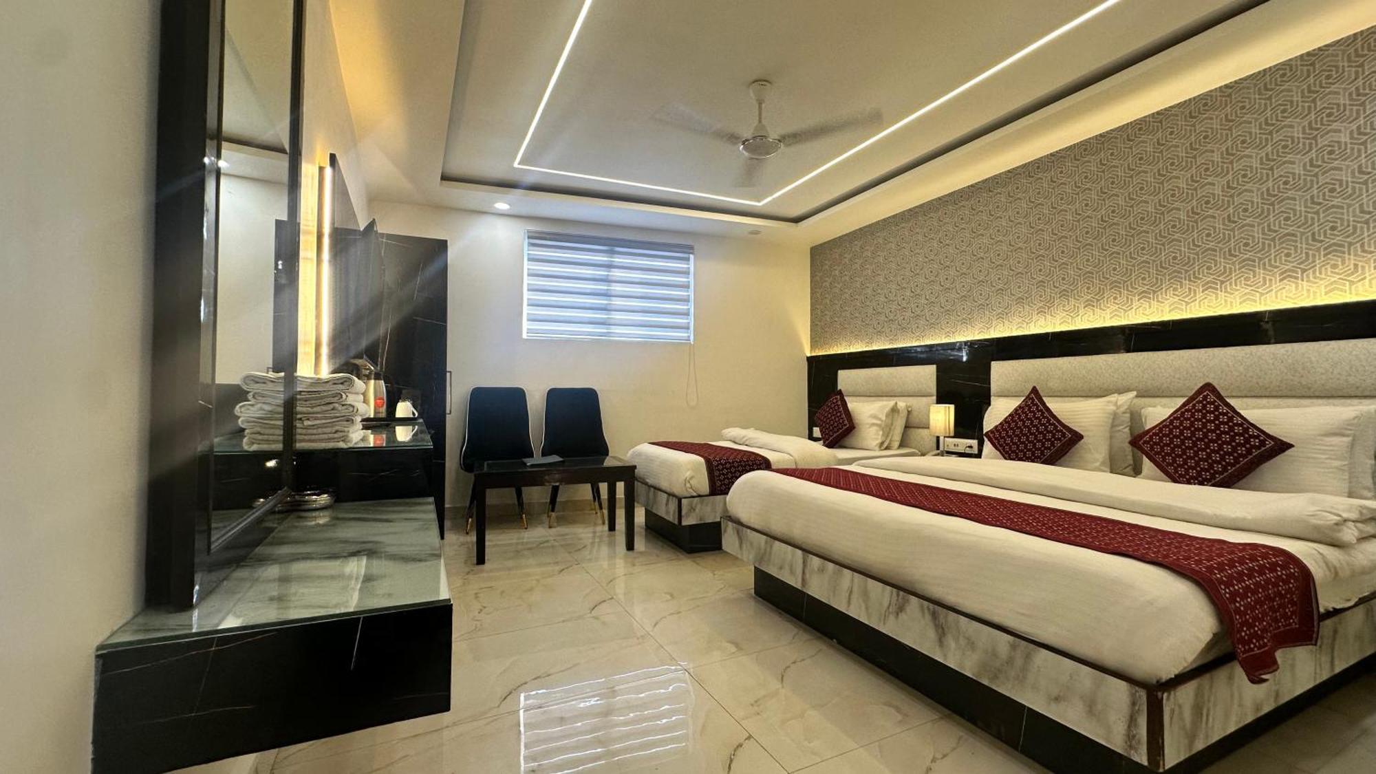 Hotel Krishna Deluxe-By RCG Hotels New Delhi Buitenkant foto