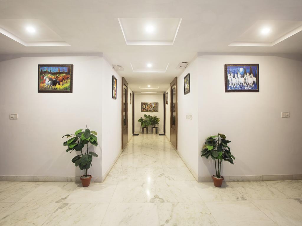 Hotel Krishna Deluxe-By RCG Hotels New Delhi Buitenkant foto