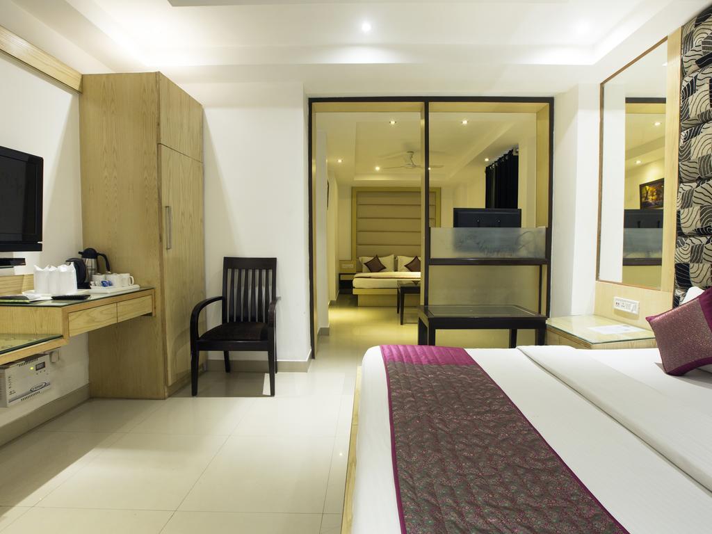 Hotel Krishna Deluxe-By RCG Hotels New Delhi Buitenkant foto