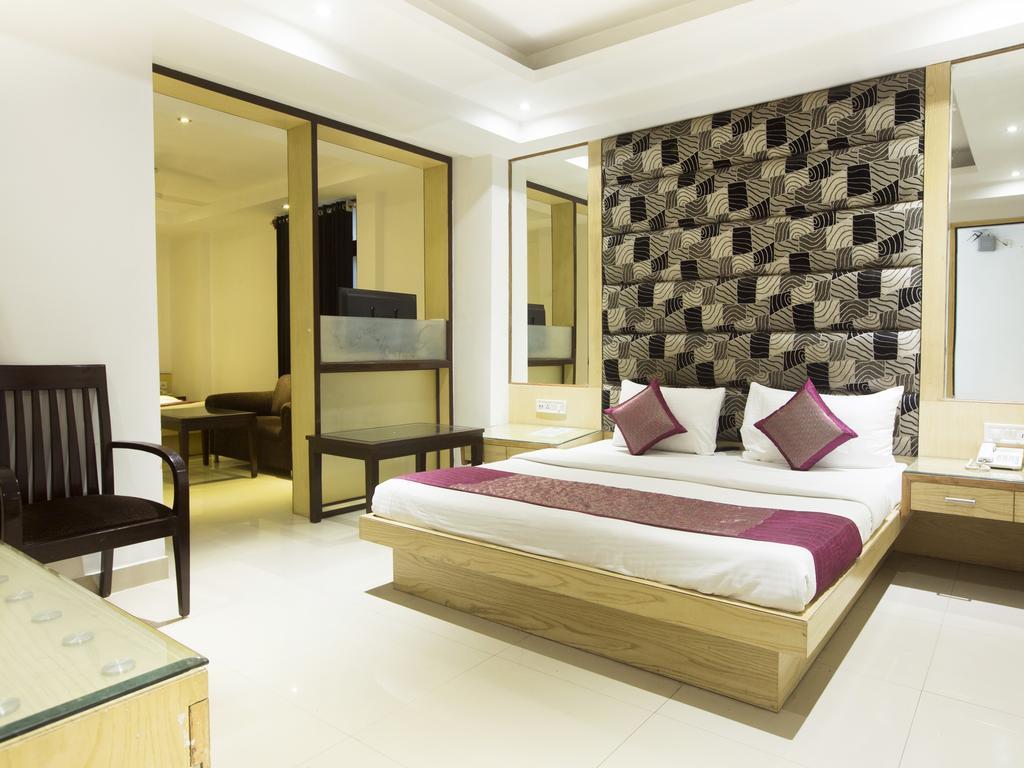 Hotel Krishna Deluxe-By RCG Hotels New Delhi Buitenkant foto