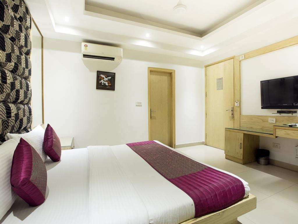 Hotel Krishna Deluxe-By RCG Hotels New Delhi Buitenkant foto