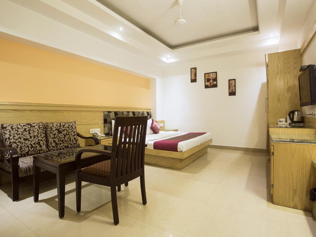 Hotel Krishna Deluxe-By RCG Hotels New Delhi Buitenkant foto