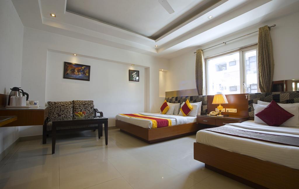 Hotel Krishna Deluxe-By RCG Hotels New Delhi Buitenkant foto